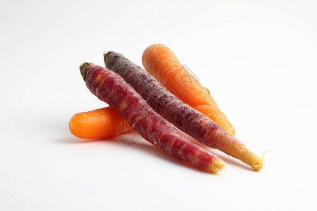 白色背景中的黑胡萝卜和橙色胡萝卜图片