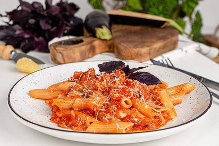 意大利通心粉配茄子和番茄酱纯素食品图片