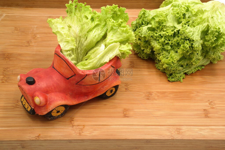 卷心菜和胡萝卜的头木板上的红白菜新鲜的绿色生菜砧板上的新鲜蔬菜砧板图片