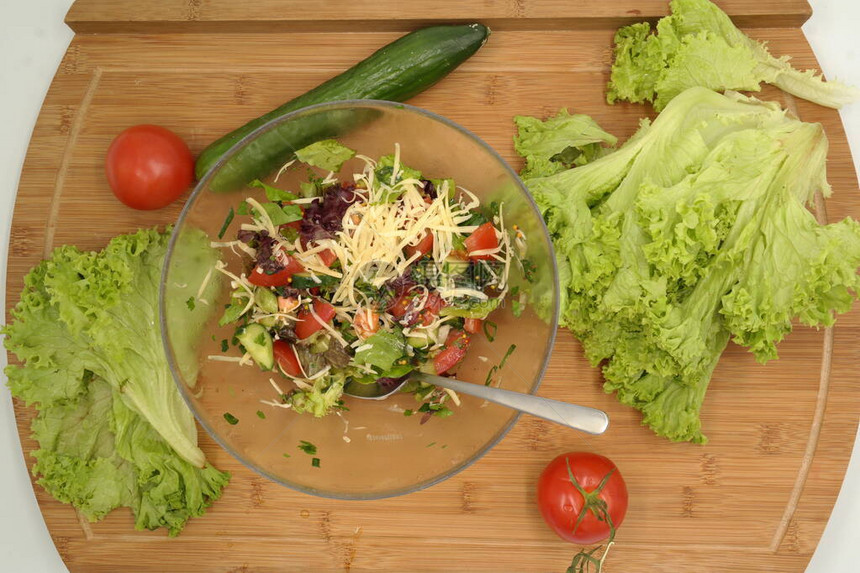 新鲜蔬菜沙拉碗里的蔬菜木桌上的蔬菜图片