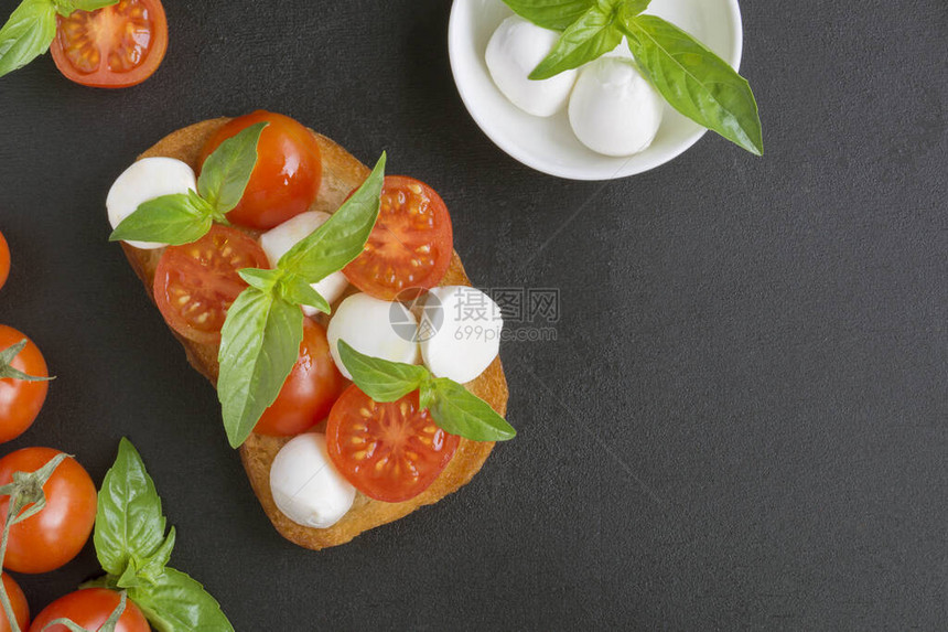 奶油沙拉加熟西红柿和马扎里拉还有新鲜的巴西尔叶图片