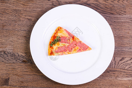 美味的比萨拼盘配香肠蘑菇和蔬菜图片