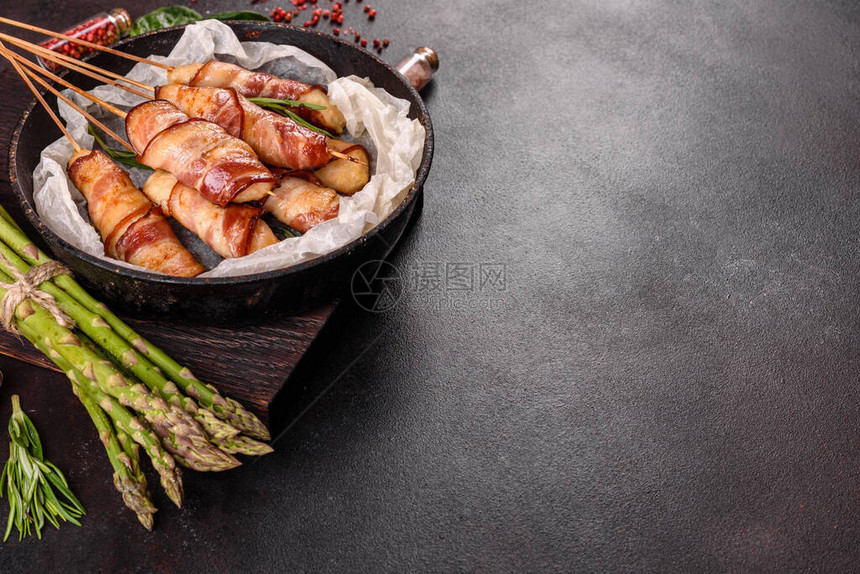 鸡肉和熏培根卷盘在炖菜上混杂着新鲜图片