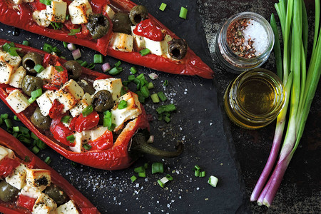 卡皮红辣椒配有Feta奶酪和橄榄Keto饮食丰富多彩的健康素图片