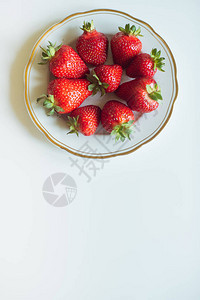 浅色背景中的草莓背景图片