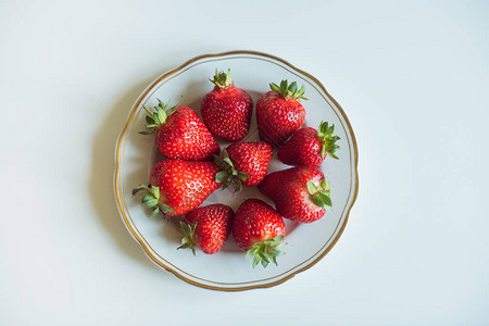 浅色背景中的草莓图片