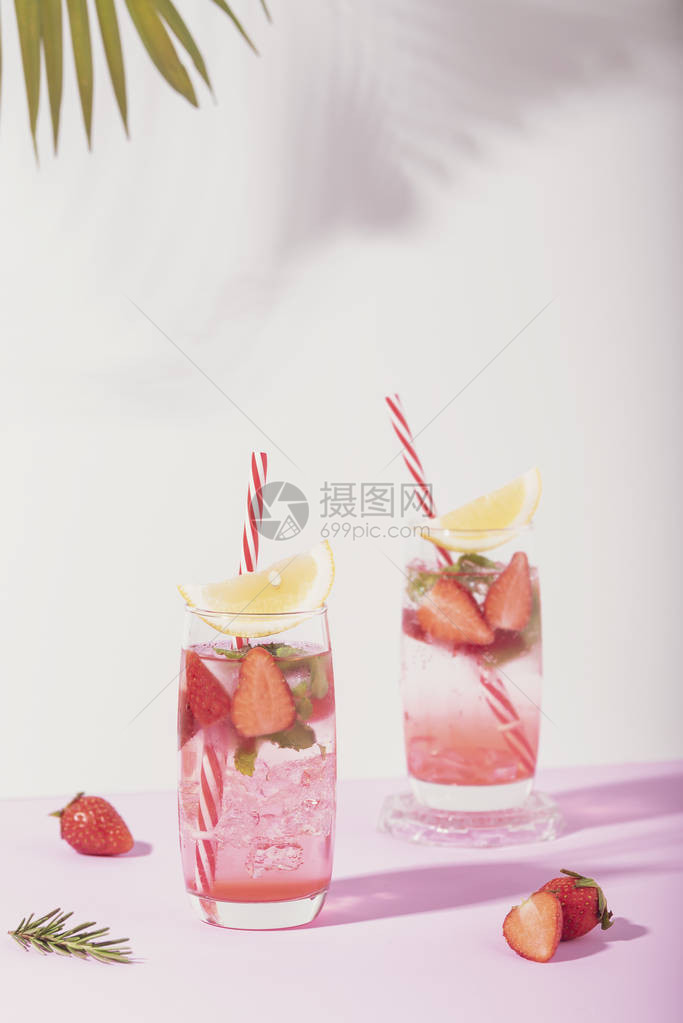杯子里的冰草莓鸡尾酒加柠檬白色背图片