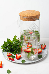 玻璃瓶和玻璃杯配草莓和薄荷饮料图片