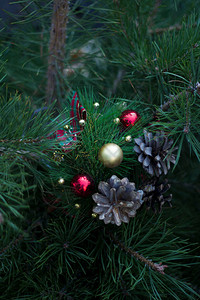 用球和锥体装饰圣诞树图片