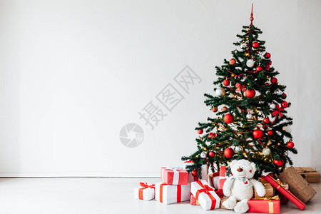 新年假期用红色装饰礼物的圣诞树图片