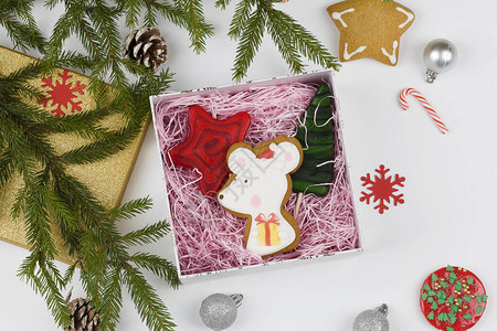 圣诞节背景圣诞盒顶视图与棒糖和鼠标形状的姜饼和圣诞树枝和装饰在蓝色背景圣诞节和新年背景图片