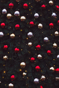 挂球的圣诞树冬季装饰图片