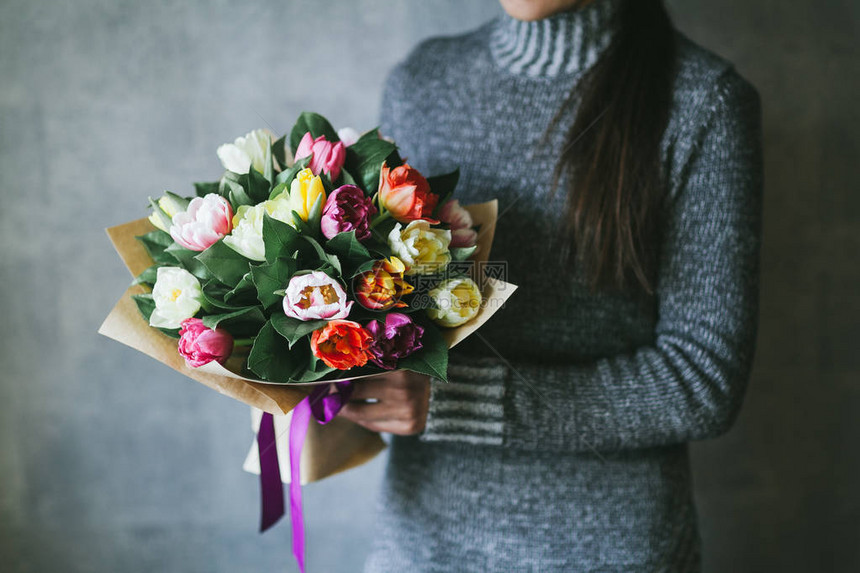 美丽的花束在一个女人的手中图片