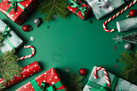 不同的圣诞首饰绿色背图片