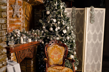 圣诞树上的礼物和装饰品图片