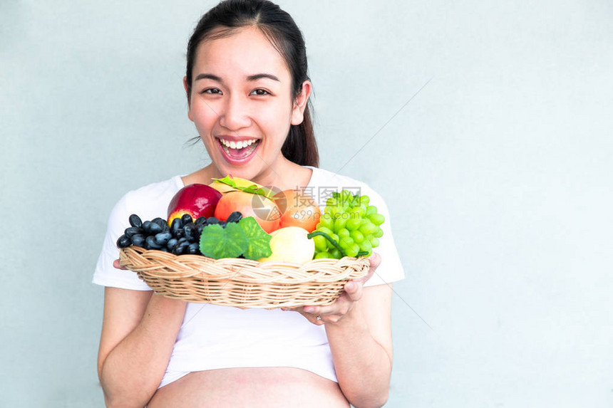 怀孕期间的营养健康和饮食美丽的孕妇拿图片