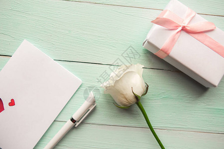 白玫瑰礼品盒和贺卡图片