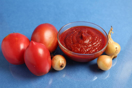 红番茄酱在一个玻璃酱碗里旁边是蔬菜红番图片