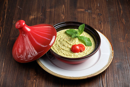 红锅中的花椰菜纯汤图片