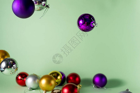 圣诞节或新年的节日活动背景圣诞多彩红蓝银和金球图片