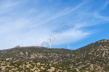 在山上运行的风力涡轮机图片