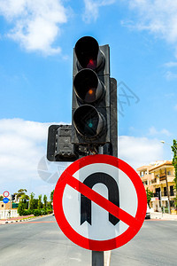 红绿灯和禁止转弯的标志图片