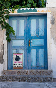 在古城的蓝色门上盖着希腊口里的图片