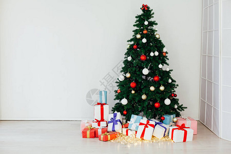 圣诞树与新年礼物的互联网房间图片