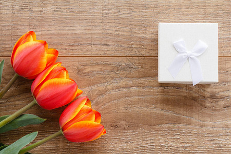 白色礼物盒和郁金香图片
