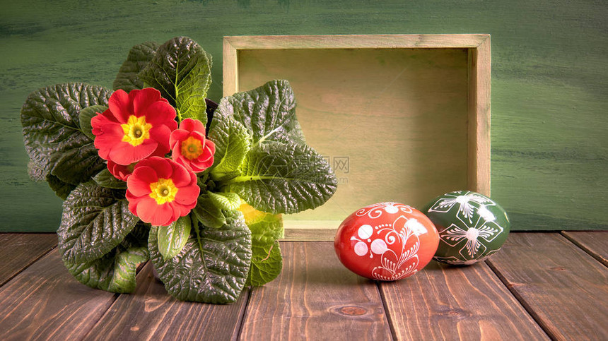复活节篮子配有油漆的复活节鸡蛋和生木本图片