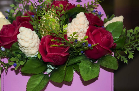 肥皂中的红玫瑰美丽的装饰花束图片