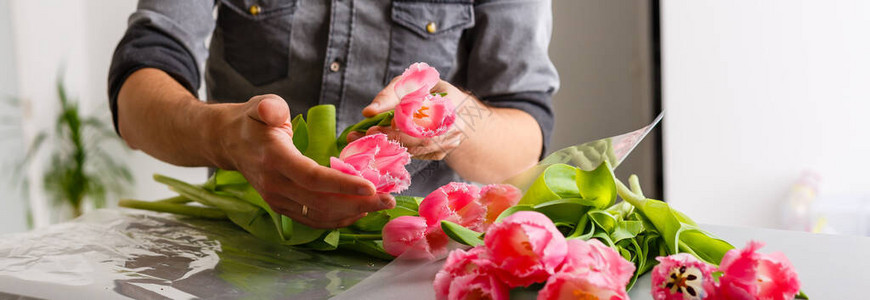 人花店家制作红色的郁金香花束和包装图片