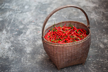 菜篮中的红辣椒蔬菜是泰图片