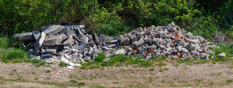 建筑废物丢弃自然的垃圾倾倒环境污染概念背景图片