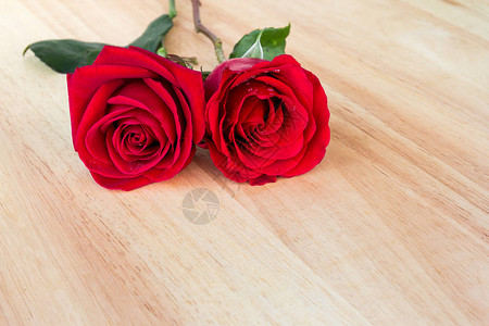 木质纹理背景和红玫瑰花图片