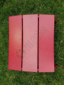 绿草上的深红色小脚凳图片