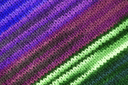 紫色和绿色调制AlpacaKnittedWoolFabric对角条图片