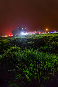夜间交通由草地风景优美的背景图片