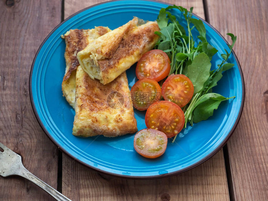 清淡营养的蛋白质早餐煎蛋卷和新鲜蔬菜芝图片