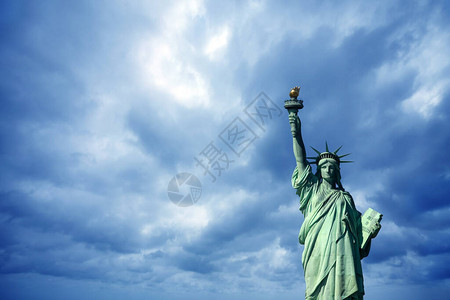 蓝天背景下的自由女神像图片