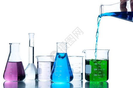科学家将蓝色液体放入带有实验室玻璃器皿和不同颜色液体的测量烧杯中图片