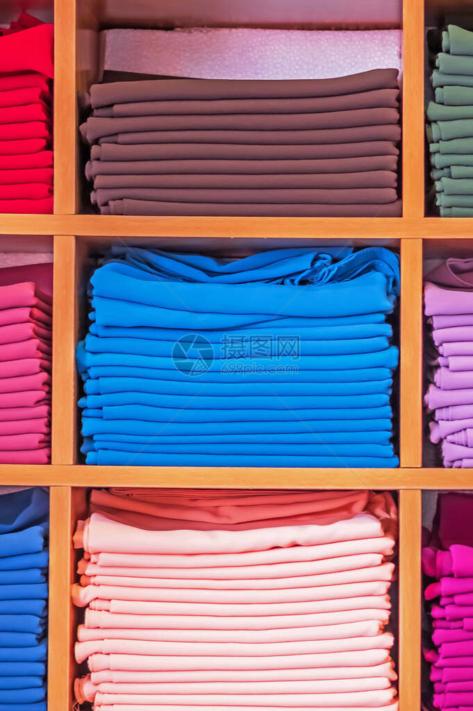 服装店里陈列着不同颜色的衣图片