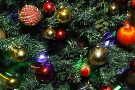 圣诞节和新年假期背景与圣诞球灯图片