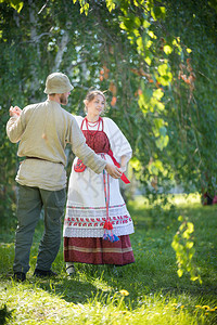 俄罗斯传统服装男女正在现场表演俄罗斯民俗舞蹈垂直拍摄图片