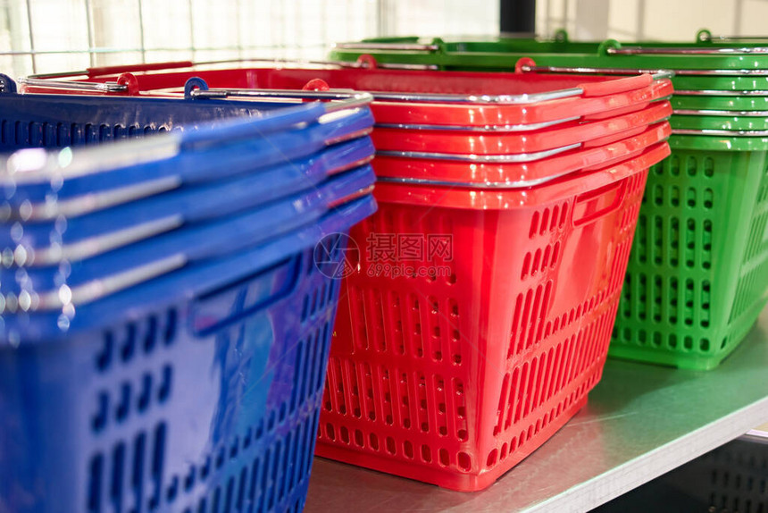 成堆的空购物篮蓝色红和绿色图片