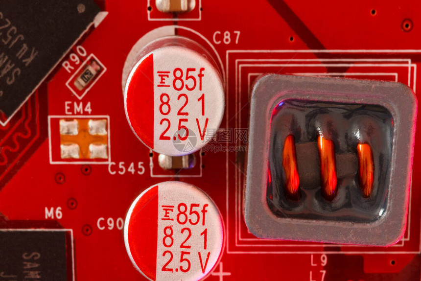 从上方看电子元件的红色电子印刷电路板图片
