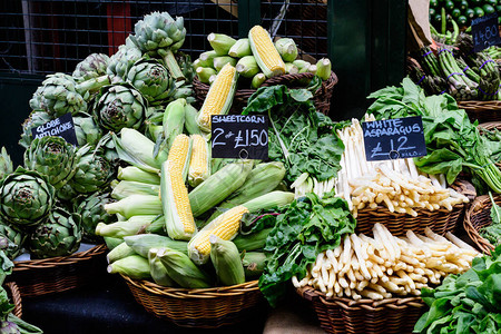 在街头食品市场展示出售的绿色有机蔬菜图片