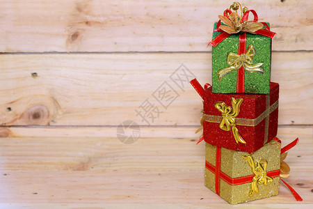 时间礼物木桌上的礼品盒寒假主题新年快乐图片