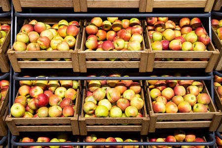 超级市场柜台装满有透明红苹果和图片