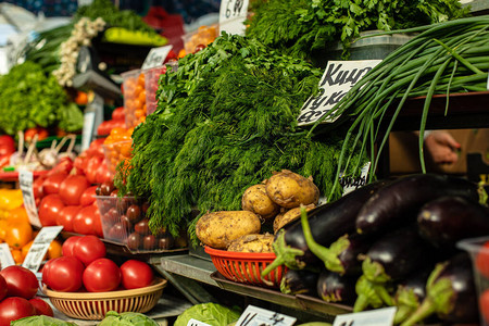 在新鲜食品市场上关闭五颜六色的蔬菜阵列市图片